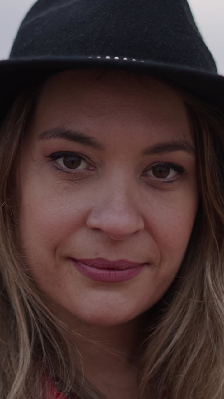 retrato de una mujer con un sombrero