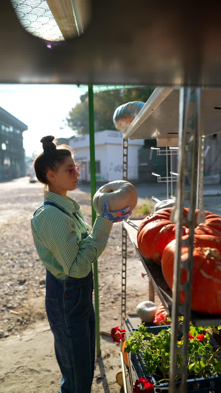 mujer vendiendo calabazas en un mercado callejero