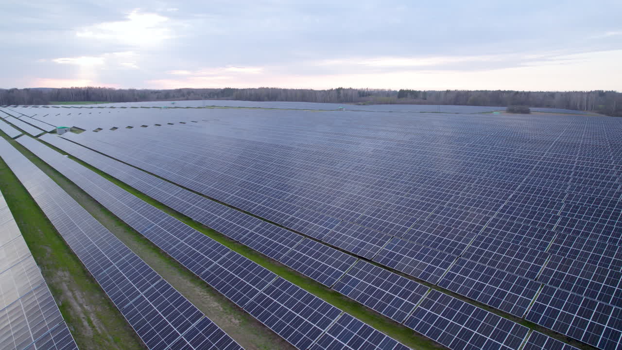 обширная солнечная ферма с длинными рядами фотоэлектрических панелей в польской сельской местности, воздушная