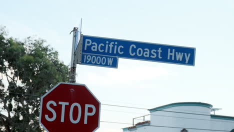 Tablero-De-Dirección-De-La-Señal-De-Carretera-De-La-Costa-Del-Pacífico,-En-California,-EE.UU.-Con-Cielos-Despejados-En-El-Fondo