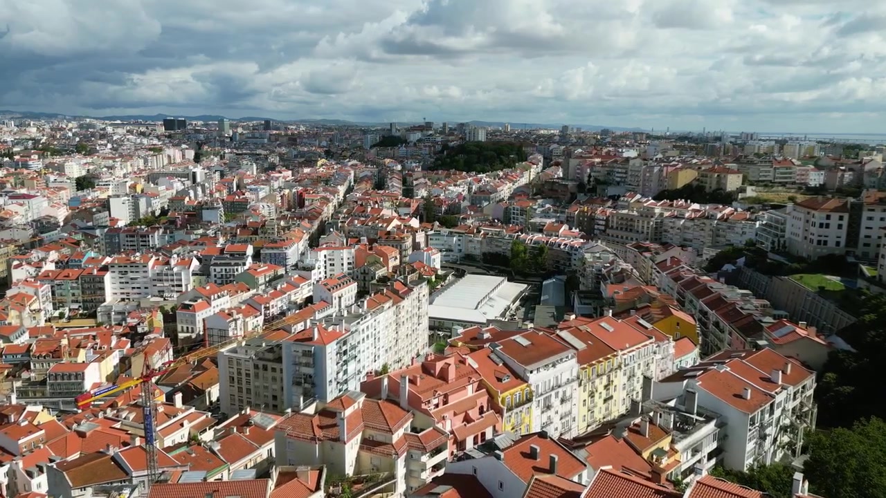 Riprese aeree con drone su Lisbona, Portogallo: skyline urbano, architettura storica e paesaggio fluviale sotto una luce chiara. Ideale per progetti di viaggio, turismo e città.