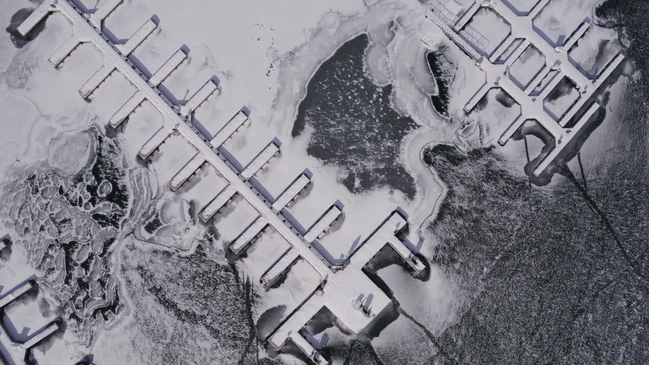 замерзшее озеро и лодочные причалы, порт на водохранилище диллон, колорадо