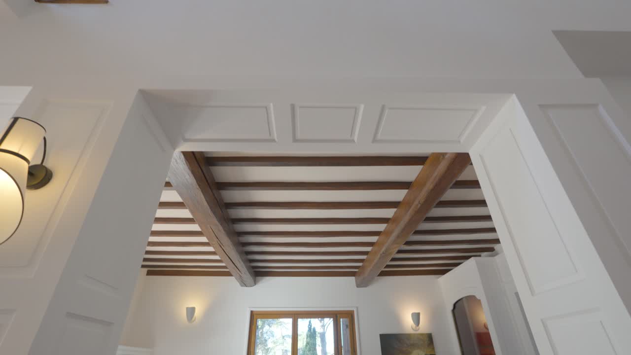 interior elegante de la villa con vigas expuestas