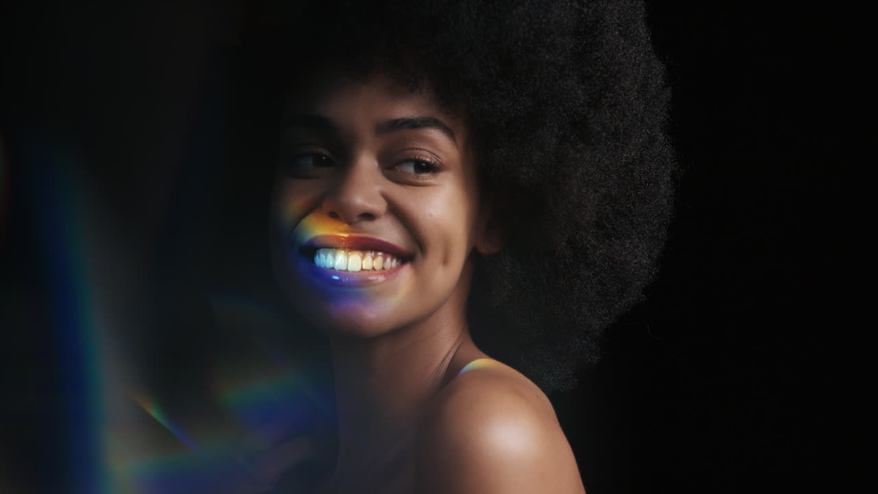 retrato multicolor hermosa mujer afroamericana tocando el cuerpo con la mano acariciando suave cuidado de la piel saludable tez disfrutando de la belleza natural perfecta buscando confianza en el fondo negro