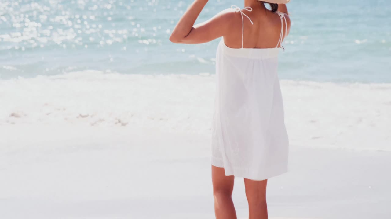 모래 위에 서 있는 여자