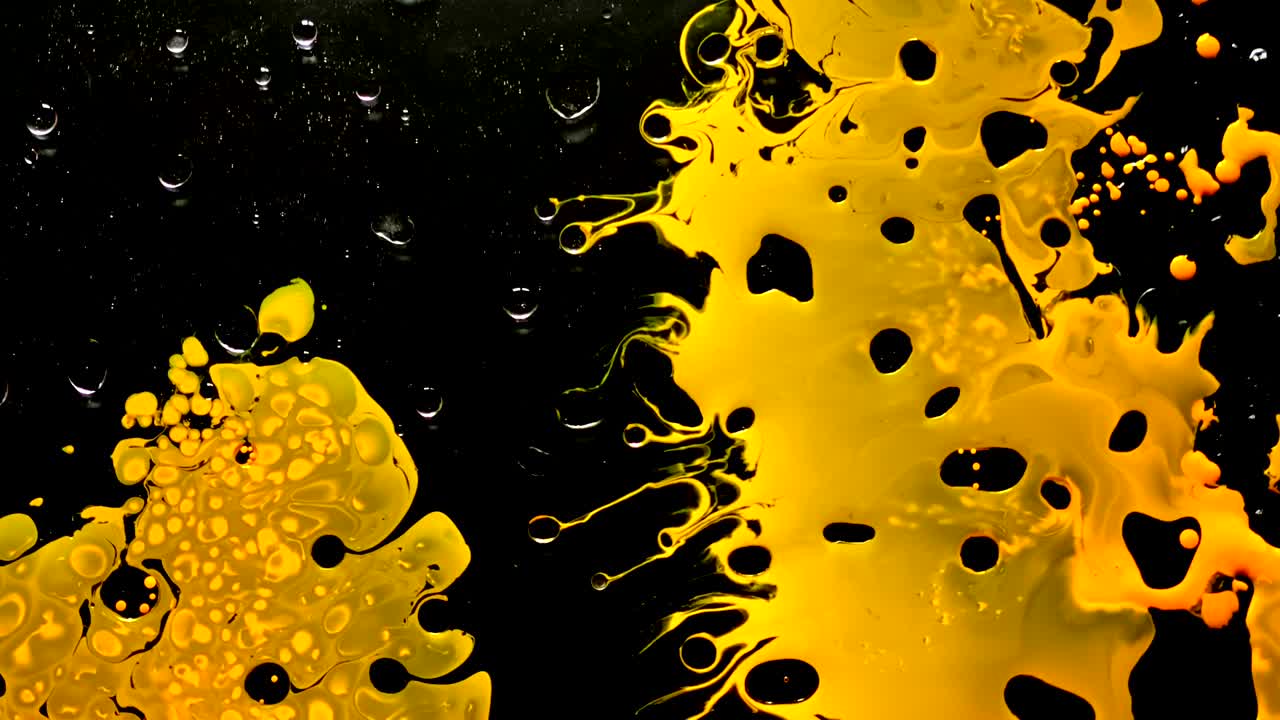 노란색과 검은색의 수채화 잉크를 오일 워터에 넣어 멋진 트렌드 스크린 세이버를 만들 수 있습니다.