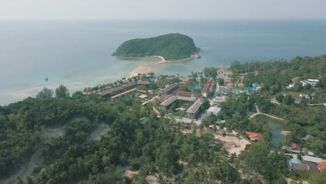 Imágenes-De-Drones-En-Cámara-Lenta-De-Un-Resort-En-La-Costa-De-Koh-Phangan-Tailandia