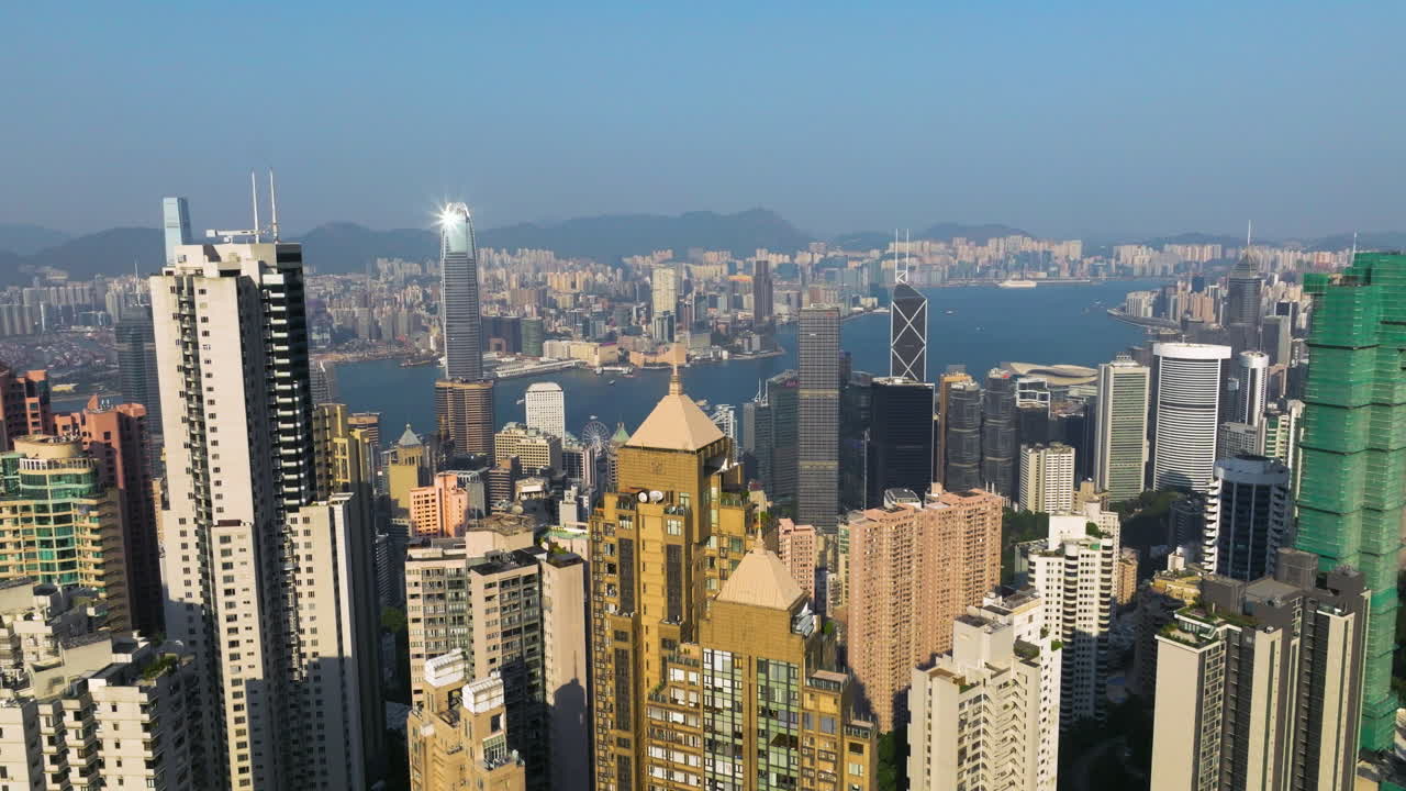 Panorama Hongkongu widziana ze Wzgórza Wiktorii, w kierunku Portu Wiktorii i Dzielnicy Centralnej. Ujęcie lotnicze