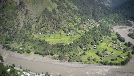 Keran-Loc-Neelum-Valley,-Keran-Gehört-Zu-Den-Schönsten-Und-Meistbesuchten-Zielen-Von-Kaschmir,-Auf-Beiden-Seiten-Von-Loc