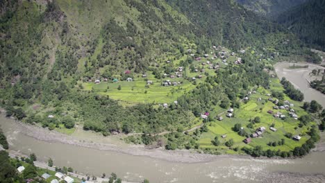 Keran-Loc-Neelum-Valley,-Keran-Se-Encuentra-Entre-Los-Destinos-Más-Bellos-Y-Visitados-De-Cachemira,-A-Ambos-Lados-De-Loc