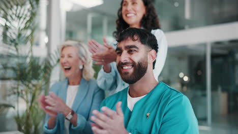 un grupo de profesionales de la salud celebrando un éxito