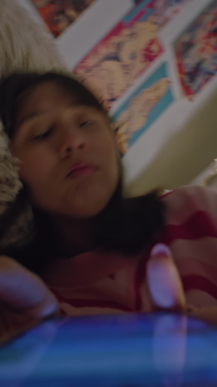 una adolescente usando una tableta