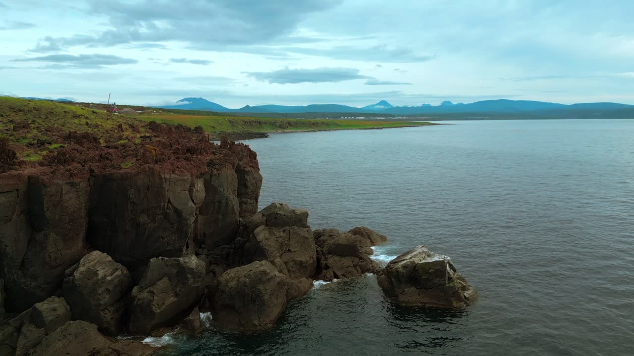 costa rocosa con océano y montañas