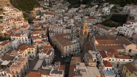 amalfi, italia al amanecer con video de drones del horizonte retirándose de la iglesia e inclinándose hacia arriba