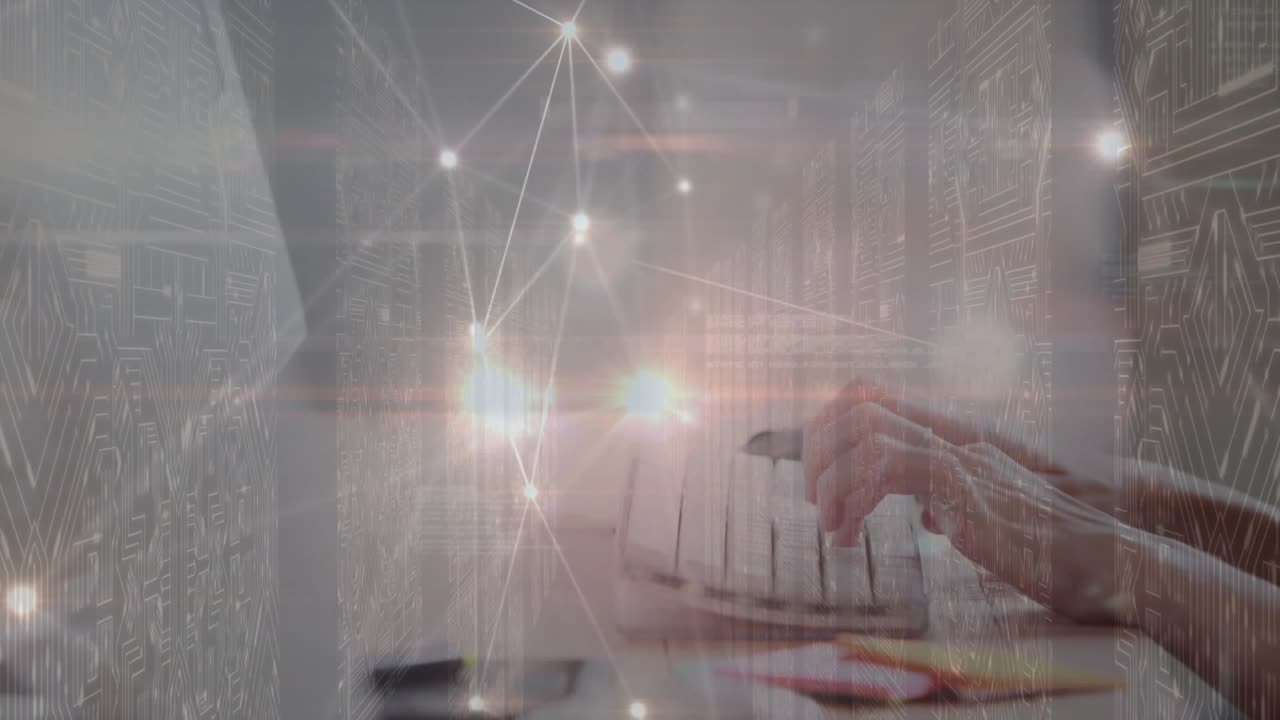 Animação de rede de conexões sobre uma mulher digitando no teclado do computador.