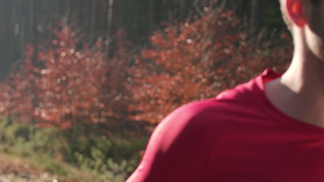 짧은 휴식 기간 동안 남성 운동 선수