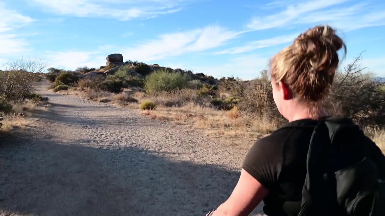 Donna che cammina nella valle di Phoenix.