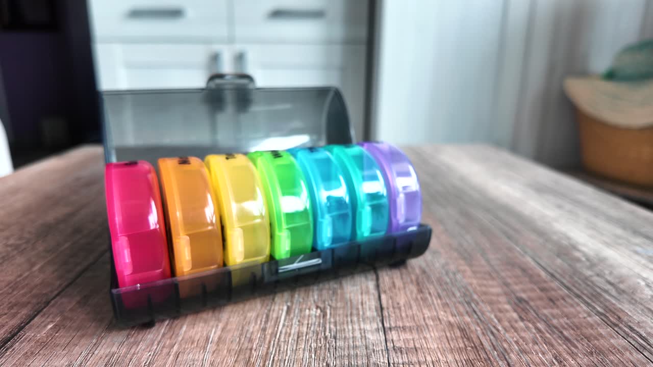 매일 약을 먹기 위해 플라스틱 다채로운 상자