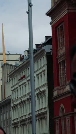 personas caminando cerca de edificios históricos de londres