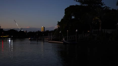 barcos y edificios a lo largo de un canal nocturno