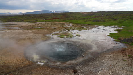 agua hirviendo con vapor en una fuente termal