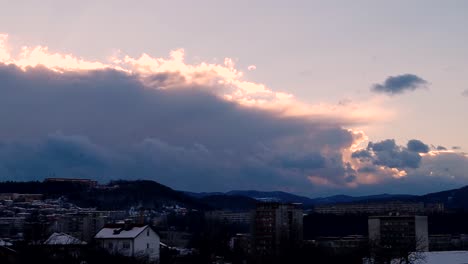 Wolken-Bewegen-Sich-Schnell.-Zeitraffer.-Abend-In-Der-Stadt