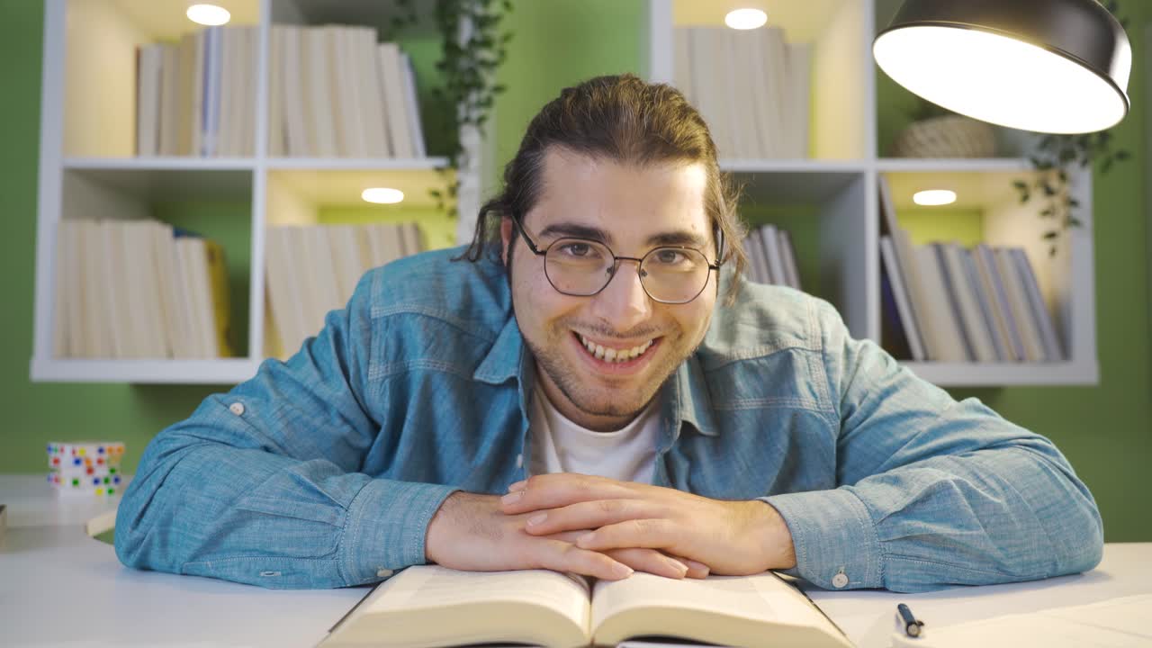 un joven estudiante divertido y entretenido.