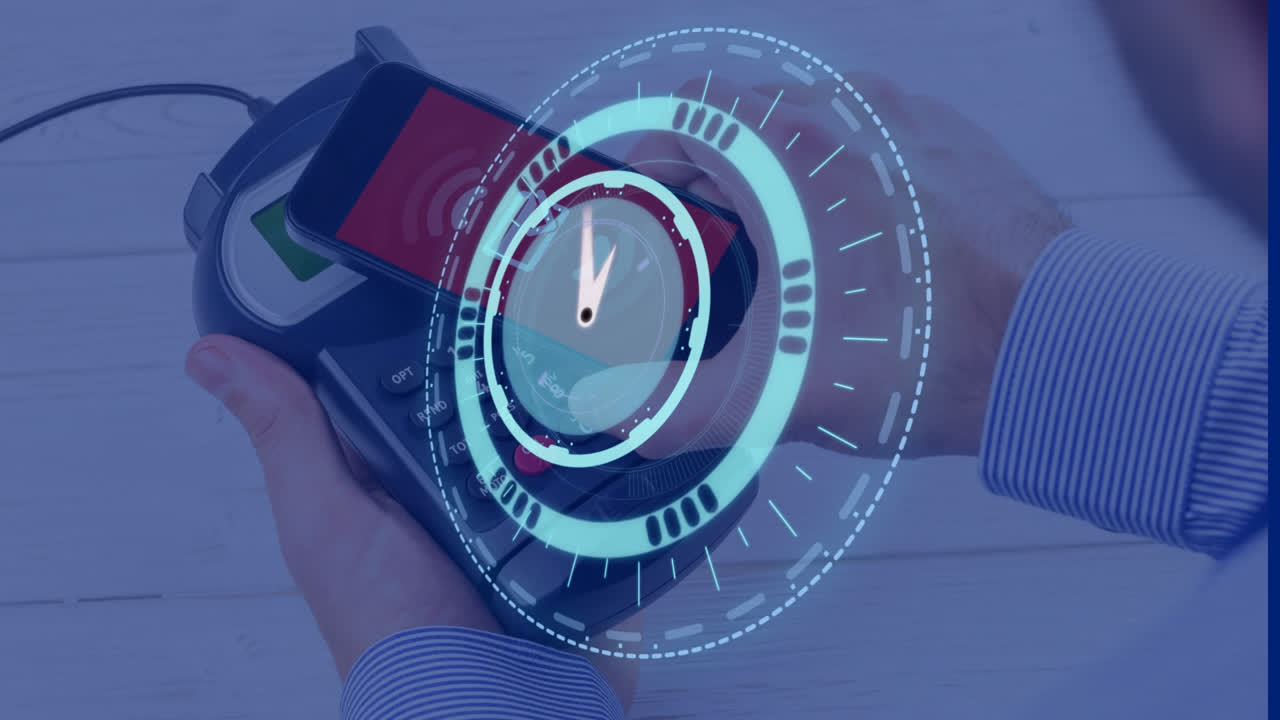 animación de escaneo de alcance sobre hombre caucásico pagando con teléfono inteligente