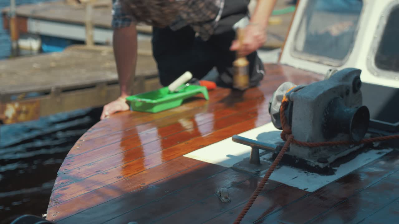 브러시 나무 보트 활과 바니시 팁 젊은 남자