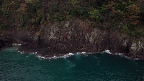 Acantilado-Panorámico-Bosque-Roca-Drone-Aéreo-Sobre-Las-Olas-Del-Mar-Azul-Aplastando-La-Playa-Japonesa-En-Kyotango-Kyoto-Kansai,-Paisaje,-Destino-De-Viaje-Asiático