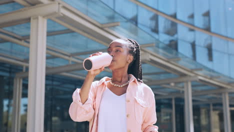 Mujer-Africana,-Estudiante-Bebiendo-Agua