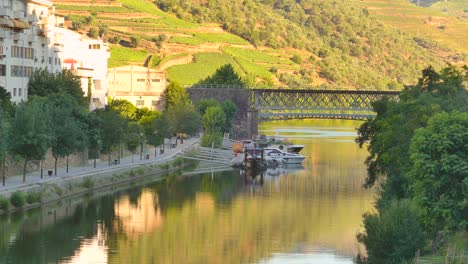 Puente-Pinhao-Junto-Al-Río-Duero-En-Portugal,-Ubicado-En-Las-Famosas-Regiones-Vinícolas-De-Oporto.