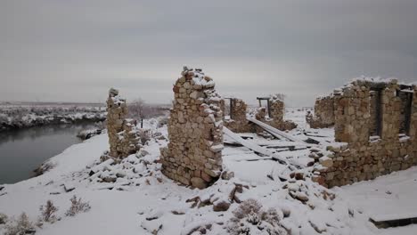 Misterioso-Conjunto-De-Ruinas-A-Lo-Largo-De-Un-Río-Sinuoso-Aparece-En-Un-Valle-Desértico-Cerca-Del-Gran-Lago-Salado-En-Un-Día-De-Invierno-Nevado