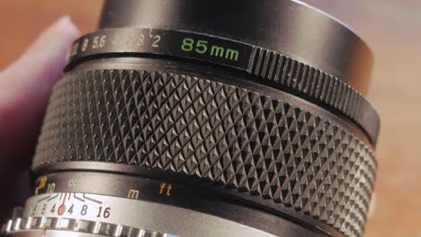 mujer fotógrafa limpia una lente de fotografía de película