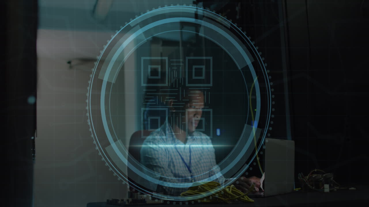 animación de texto de seguridad cibernética, código de barras, ingeniero afroamericano usando portátil en la sala de datos
