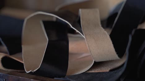 leatherworker 워크샵 주위에 누워 가죽 스크랩을 닫습니다