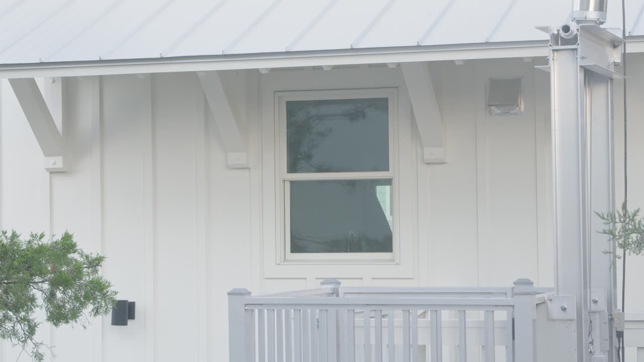 дом у болота. средний план