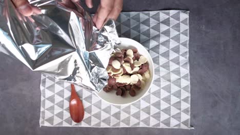 vertiendo cereal de chocolate en un cuenco