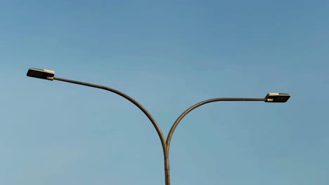una sola luz de calle de forma y durante el cielo azul