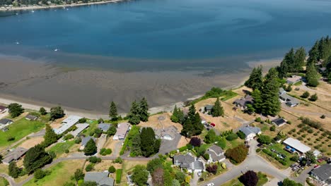 Vista-Aérea-De-Casas-En-Freeland,-Washington-Con-Excelentes-Vistas-Al-Mar