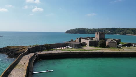 Kameraschwenk-St.-Aubins-Fort,-Jersey-Drohne,-Luftaufnahme