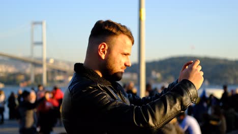 hombre tomar por teléfono