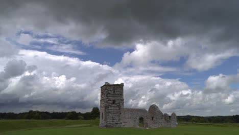 Knowlton-Kirche,-Dorset,-England.-Zeitraffer