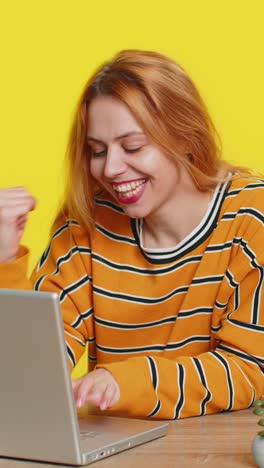 mujer feliz trabajando en la computadora portátil conmocionada por la victoria celebrar la victoria logro de la meta buenas noticias de carrera