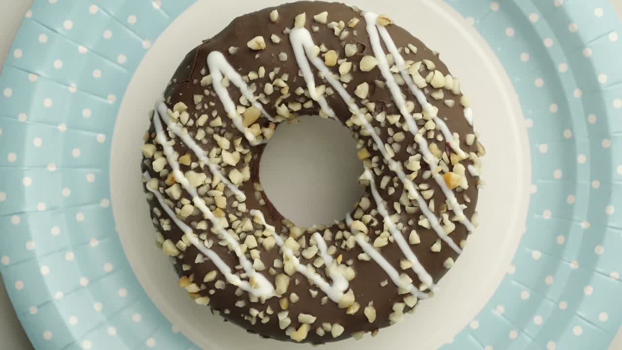 las rosquillas vidriadas en primer plano.