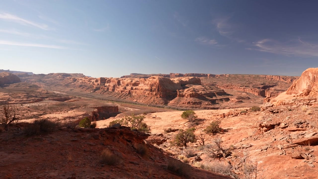Vista panoramica del paesaggio fuori Moab, Utah, USA, con formazione rocciosa di arenaria rossa e ferrovia nel deserto.