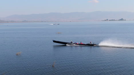 Luftdrohnenaufnahme-Einer-Traditionellen-Longtail-Bootstour-Auf-Dem-Inle-See-An-Einem-Sonnigen-Tag-In-Myanmar