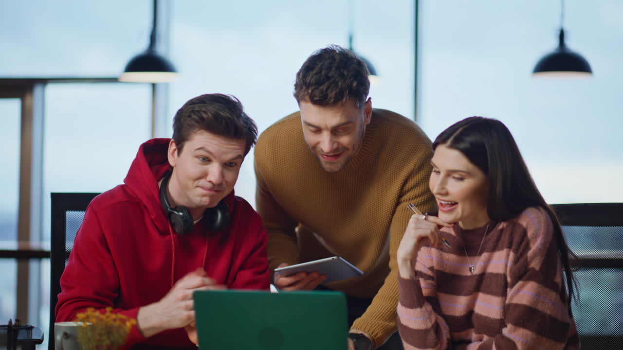 colaboración en equipo en la oficina moderna