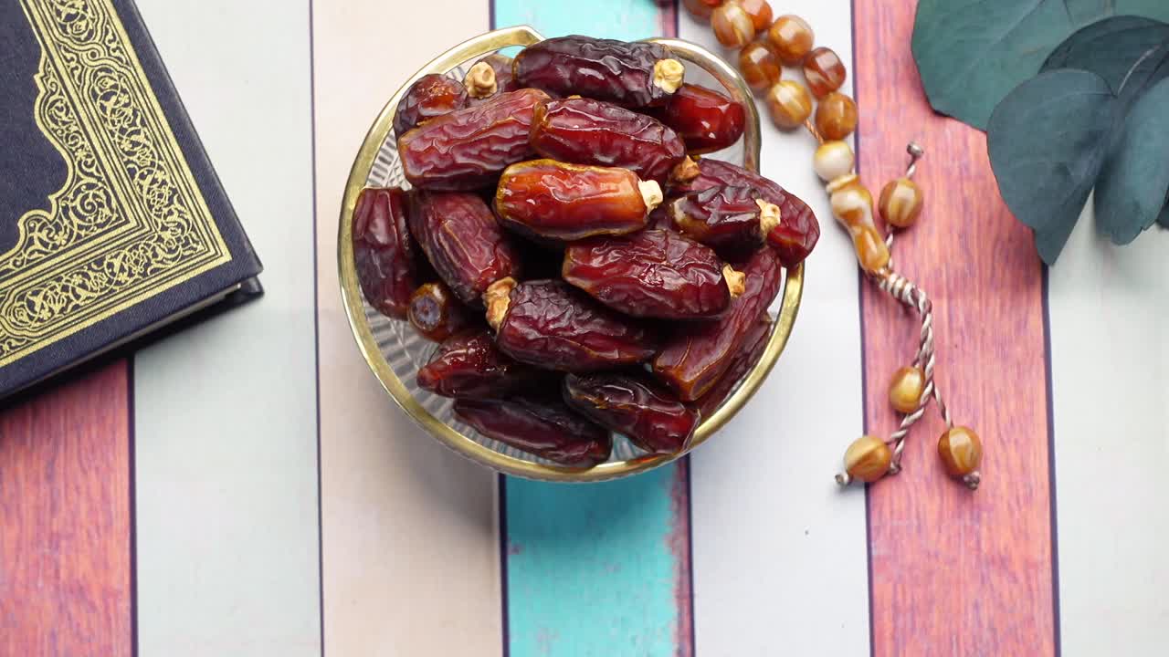 libro sagrado corán y rosario en la mesa, de cerca.