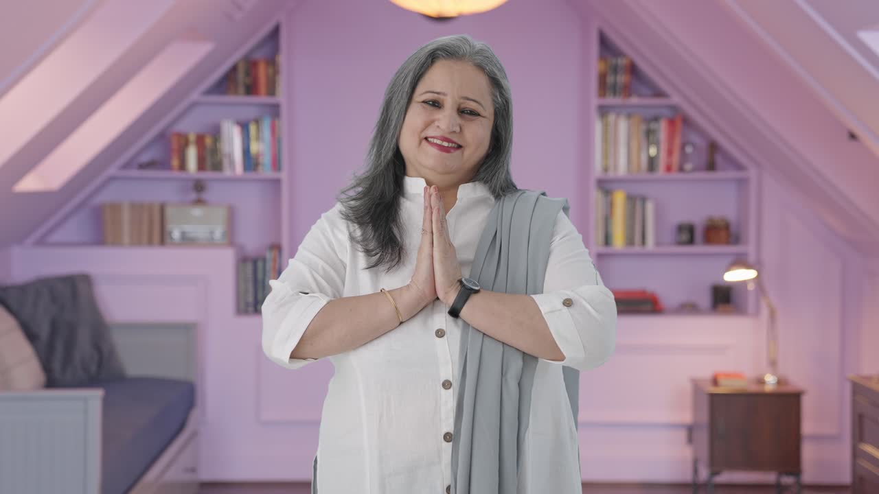 madre india feliz haciendo namaste y saludo